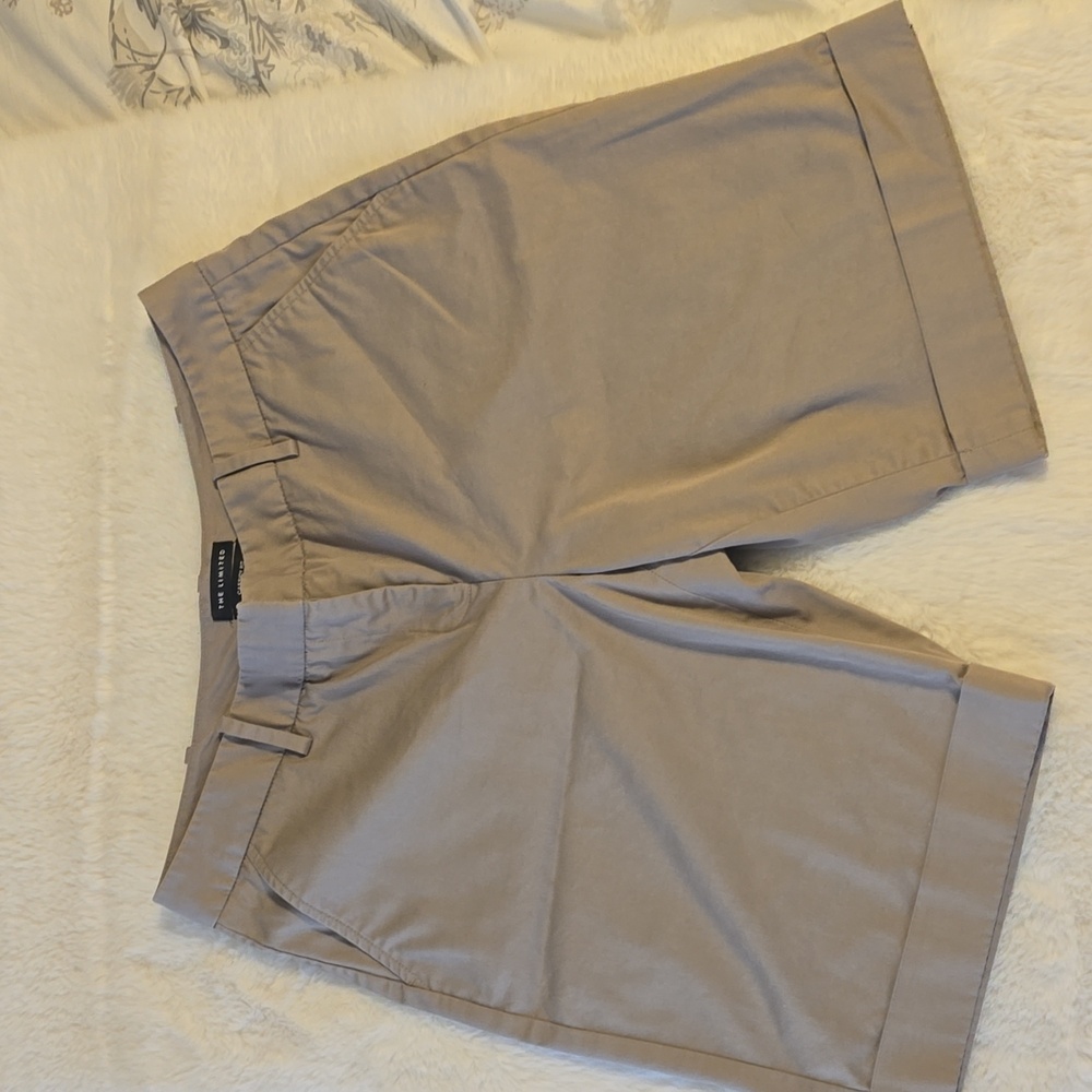 The limited short size 8
